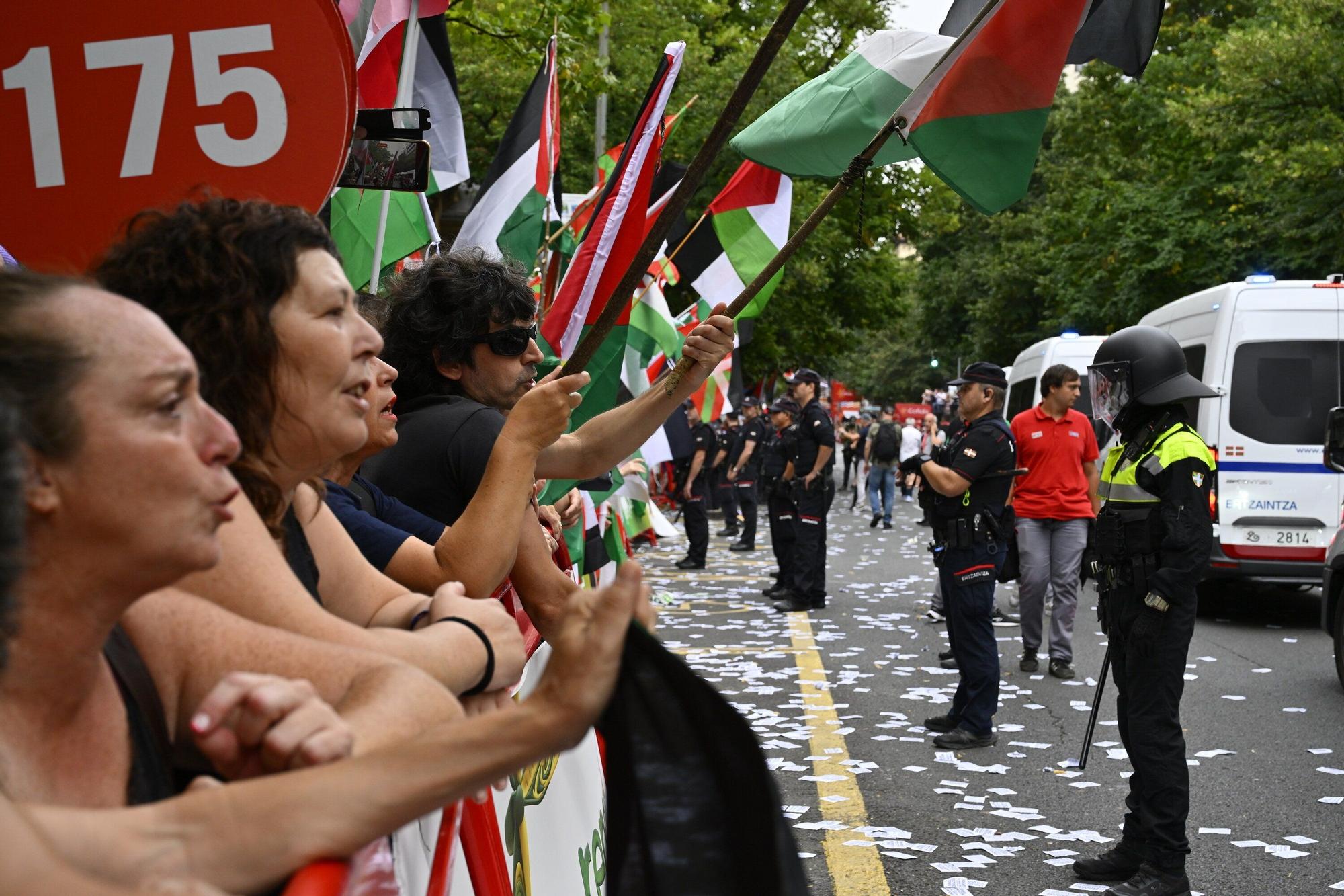 En imágenes: protesta contra el Israel al paso de la La Vuelta por Bilbao