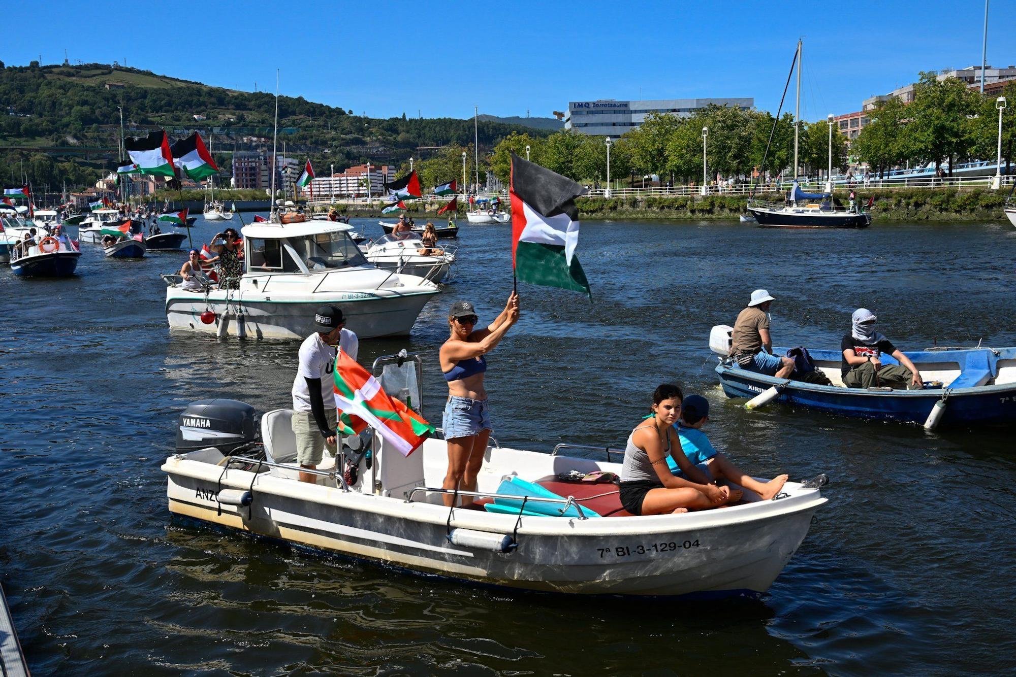 En imágenes: marcha marítima por la ría en solidaridad con Palestina desde Santurtzi