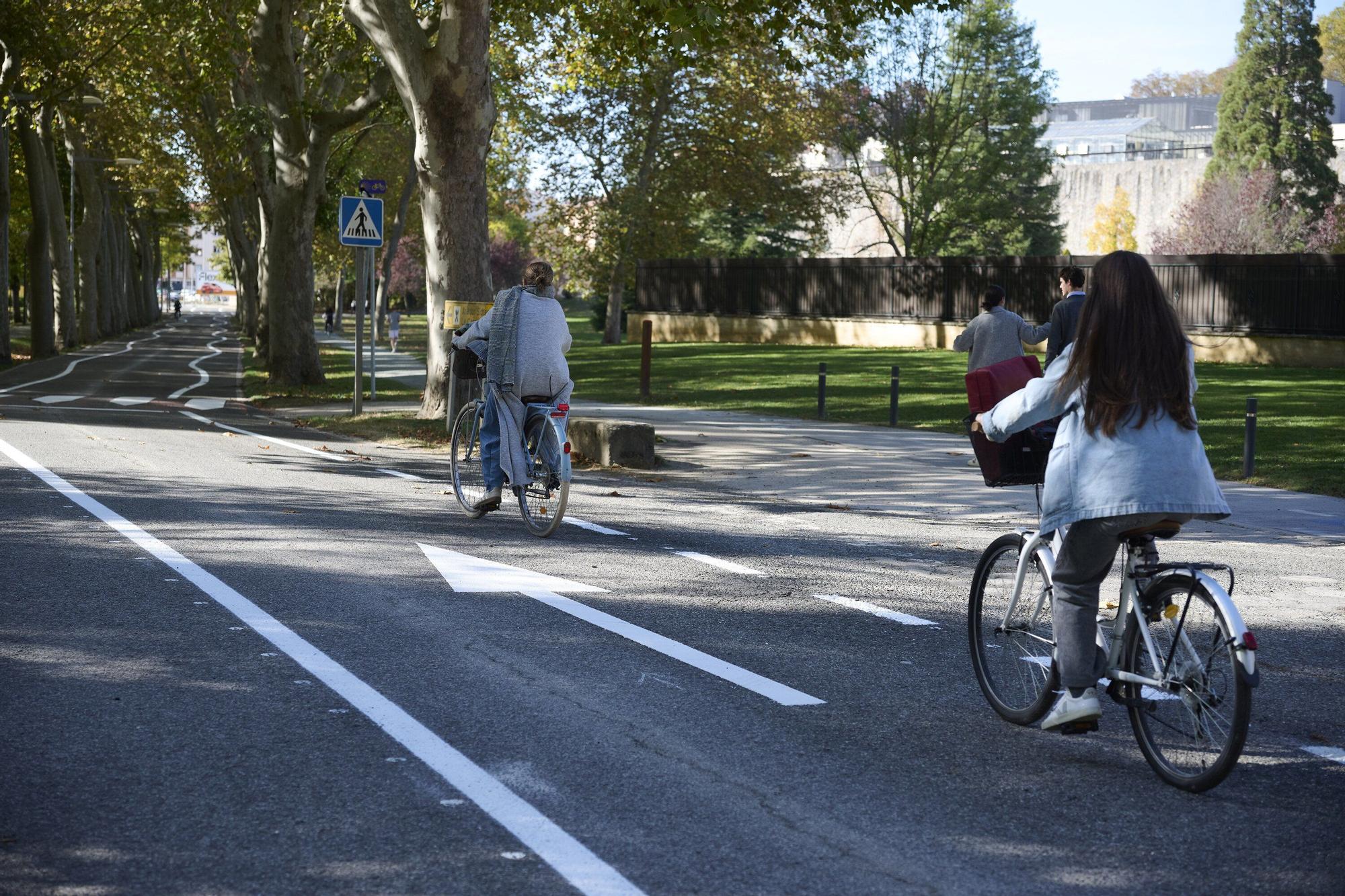 Fotos de las líneas serpenteantes de la carretera de la Universidad de Navarra
