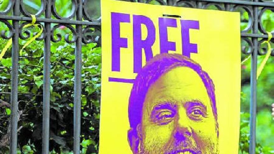 Lazos amarillos, ante una fotografía del exvicepresidente del Govern preso Oriol Junqueras.
