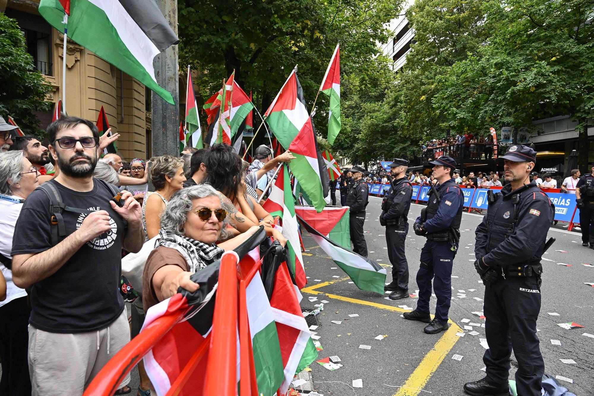 En imágenes: protesta contra el Israel al paso de la La Vuelta por Bilbao
