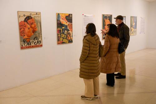 Una exposición en la sala Ondare reúne 49 carteles de películas icónicas proyectadas en la villa