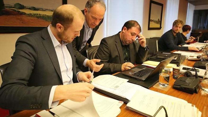 Los parlamentarios Jokin Castiella (Geroa Bai), Adolfo Araiz (EH Bildu), Unai Hualde (Geroa Bai) y Maiorga Ramirez (EH Bildu).