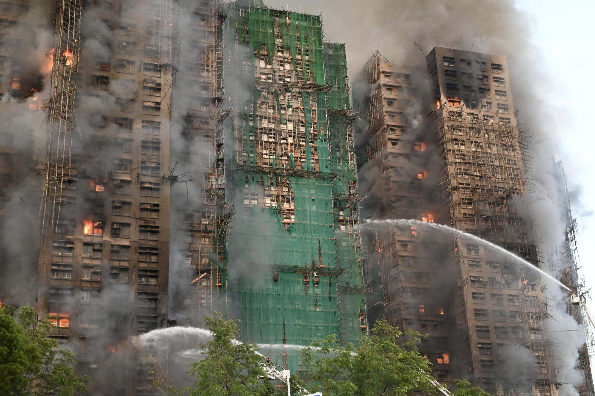 Un enorme incendio calcina un vecindario de Hong Kong