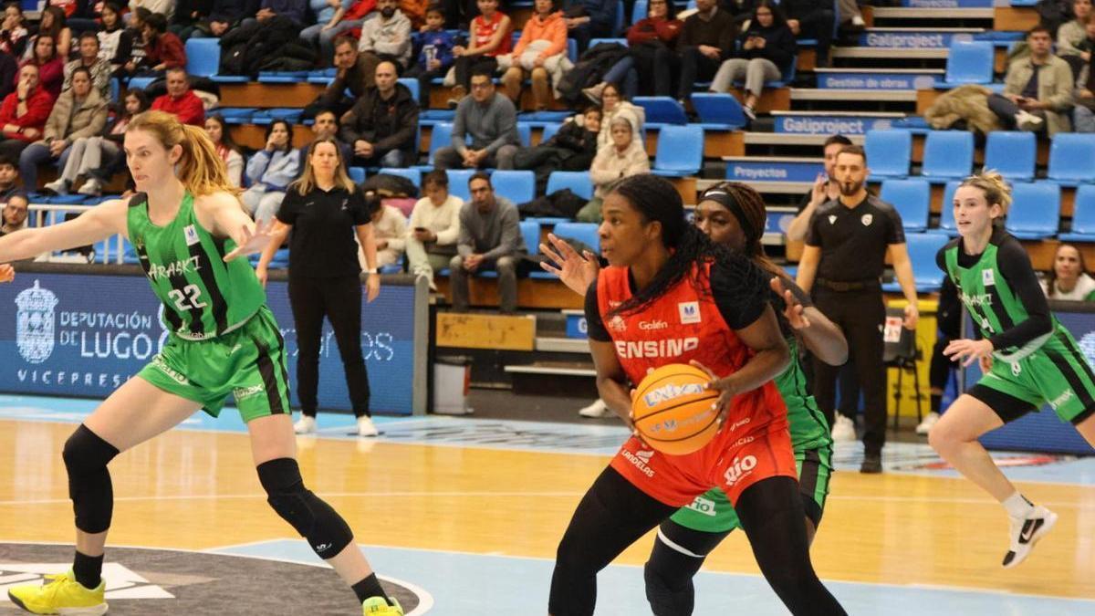 Mununga defiende a Muhate, durante el duelo entre el Ensino y el Araski