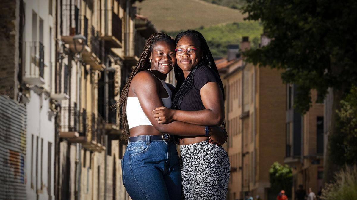 Lysa (i) y Lyndie Tchaptchet, posando juntas en Villava-Atarrabia para un reportaje de este periódico.