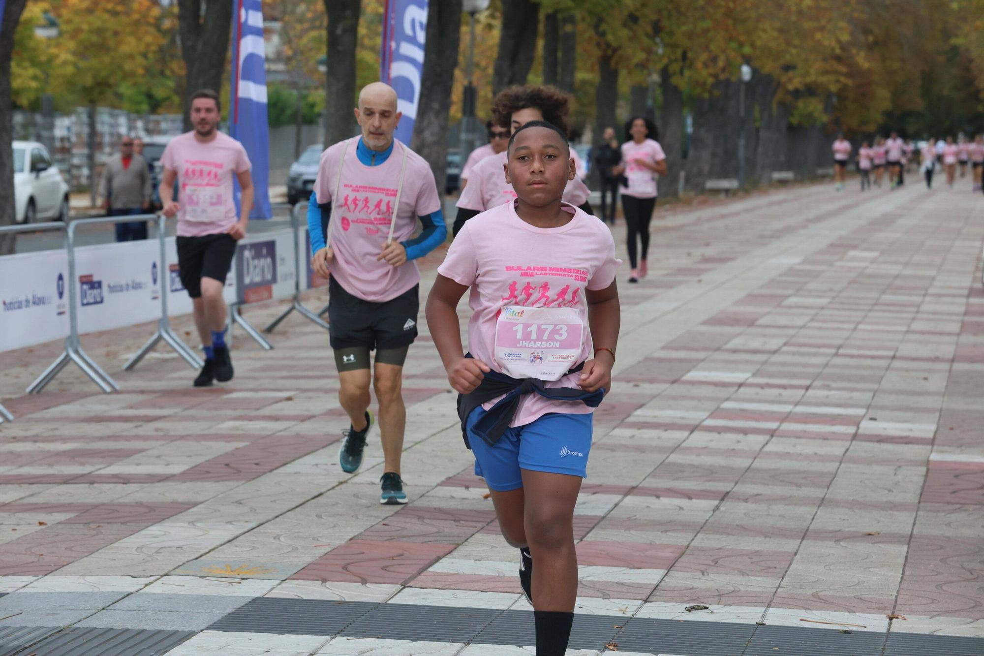 En imágenes: Vitoria se vuelca con la VI Carrera Solidaria contra el Cáncer de Mama