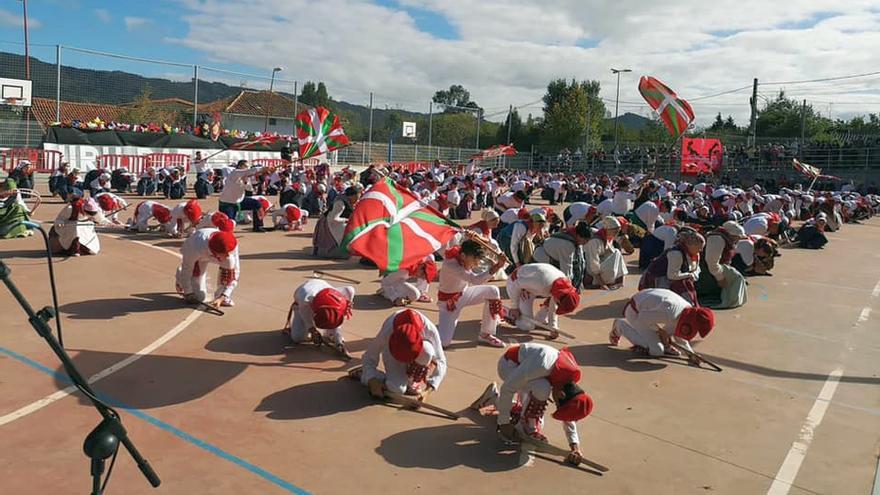 El grupo de danzas Hiru Bat actuará el sábado.