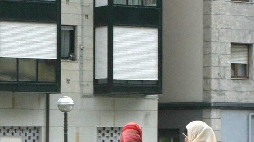 Dos mujeres inmigrantes pasean con un carrito de bebé en Soraluze.
