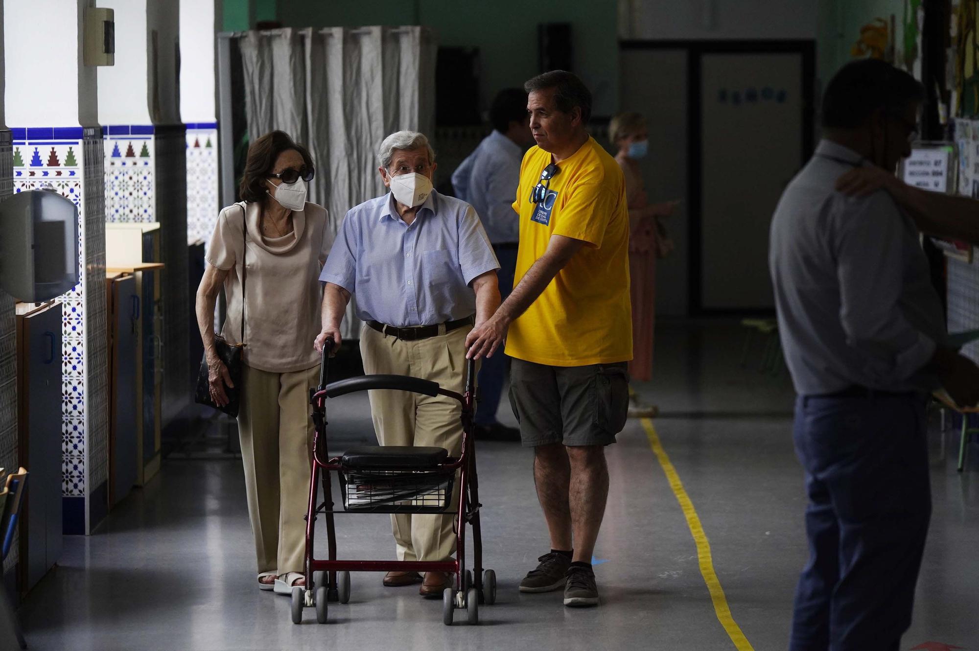 Abren los colegios electorales en Andalucía