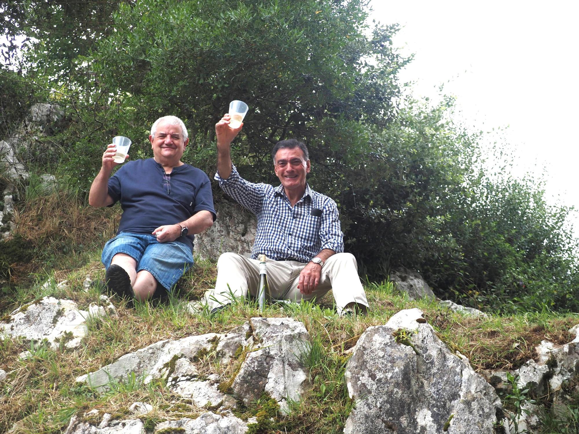 Fiesta en verde y blanco en la ermita de Santa Ana de Mendaro