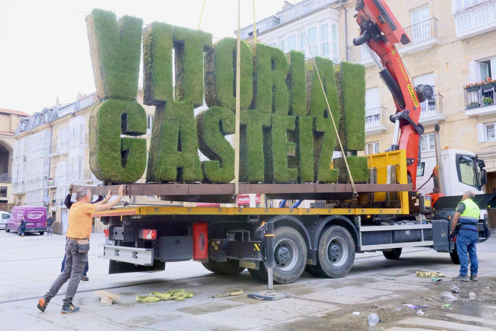 Retirada estatua vegetal de la Virgen Blanca con motivo de las fiestas de Vitora-Gasteiz