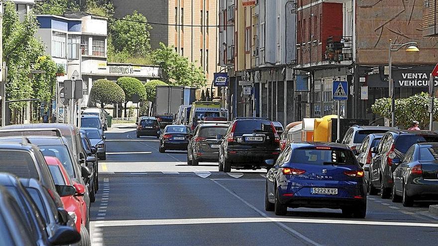 Varios vehículos circulan por la calle Barrena, en la zona Este de la ciudad.