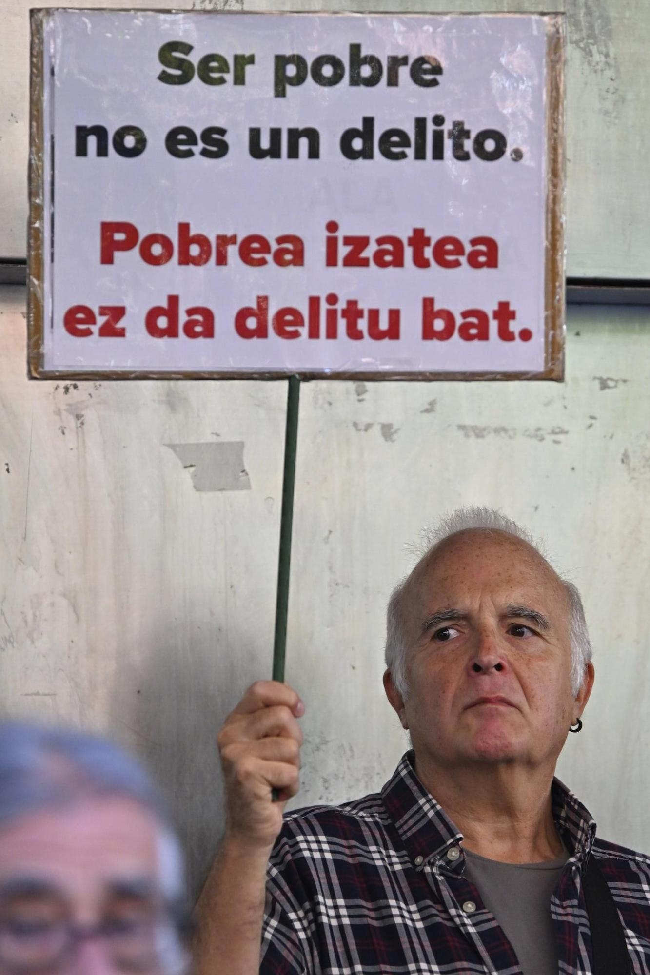 Una de las personas presentes en la concentración portando un cartel en el que se puede leer &#039;Ser pobre no es un delito&#039;.