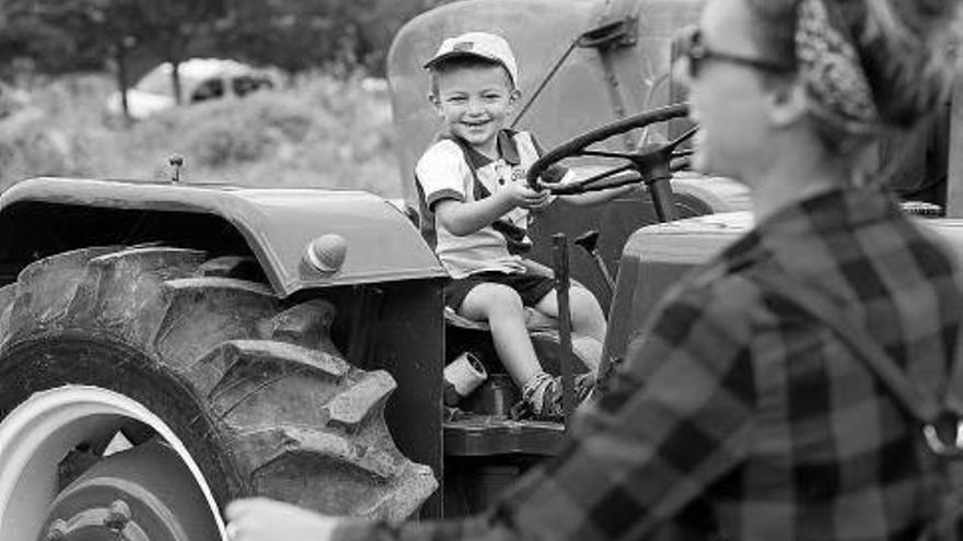 Uno de los más txikis probando un tractor de la exposición.