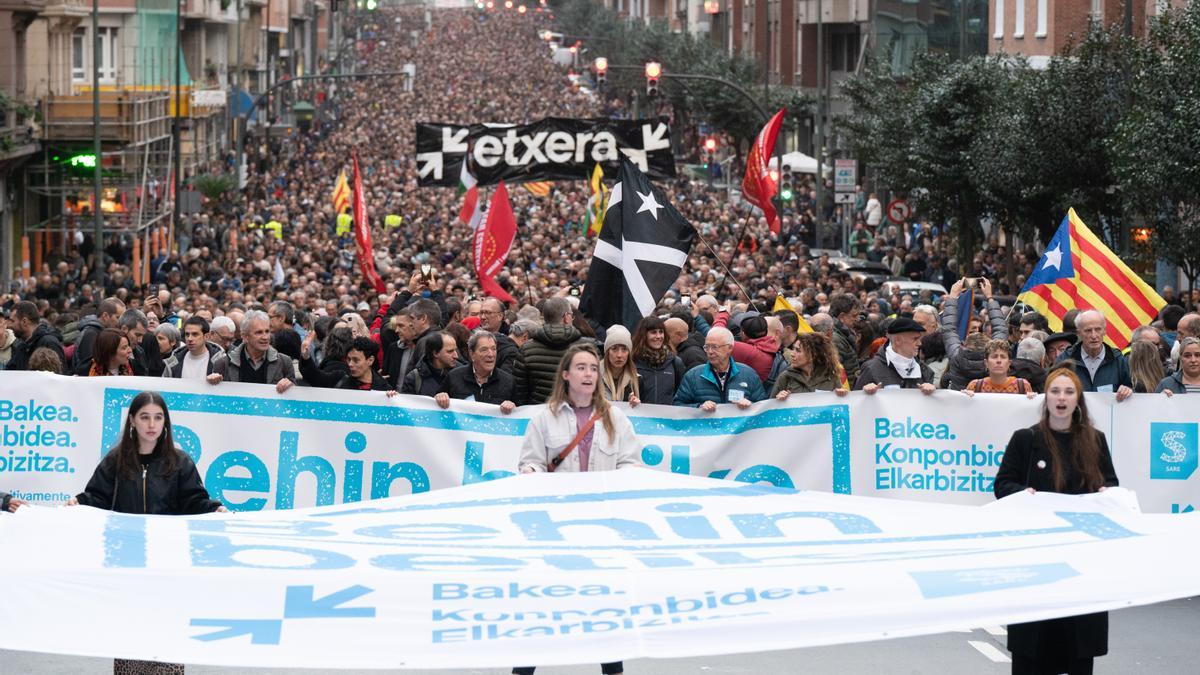 Cientos de personas durante una protesta convocada por SARE para reivindicar los derechos de los presos de ETA