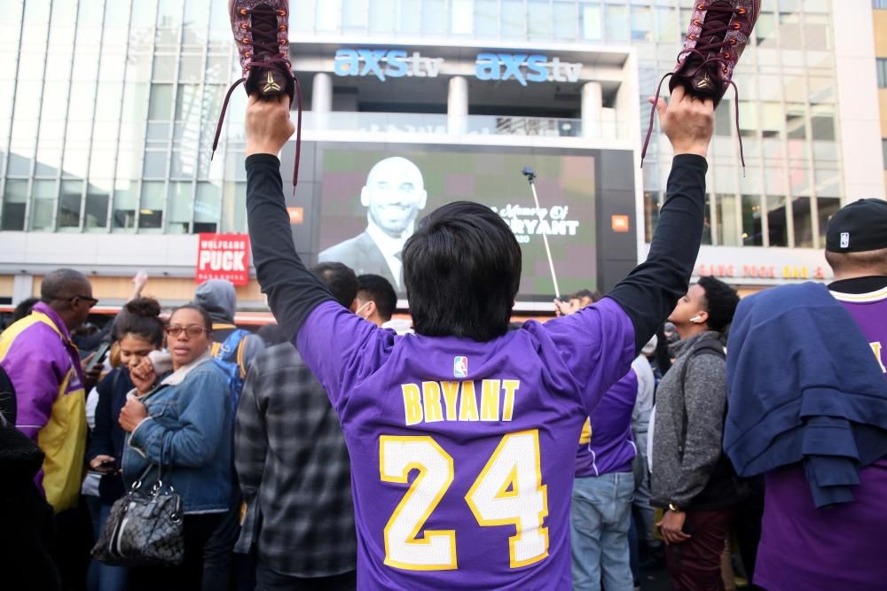 Los Angeles se ha llenado de homenajes al jugador de los Lakers Kobe Bryant, fallecido en un accidente de helicóptero. .