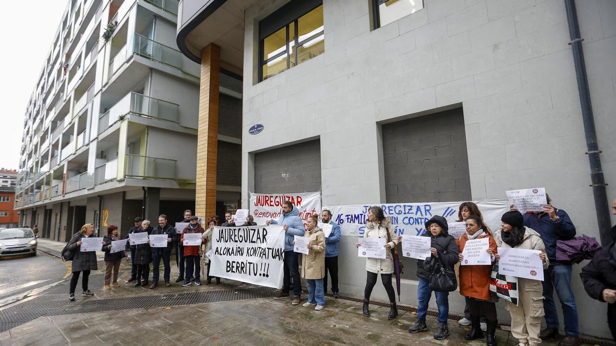 Miembros e inquilinos de Stop Desahucios exigieron al grupo Jauregizar que acepte la ayuda del Gobierno Vasco y el Ayuntamiento de Errenteria para prorrogar por diez años los contratos de alquiler protegidos a 18 familias vulnerables en Errenteria