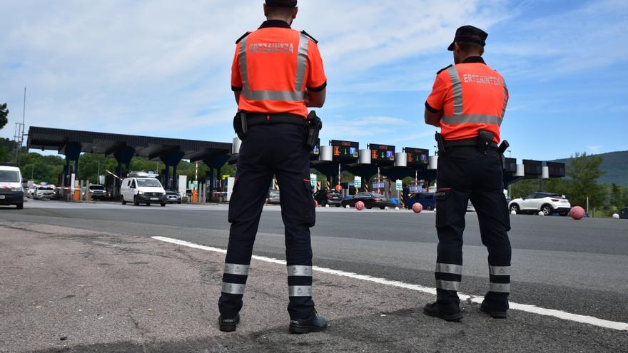 Ertzaintza y policías locales refuerzan los controles para vigilar las distracciones durante la conducción