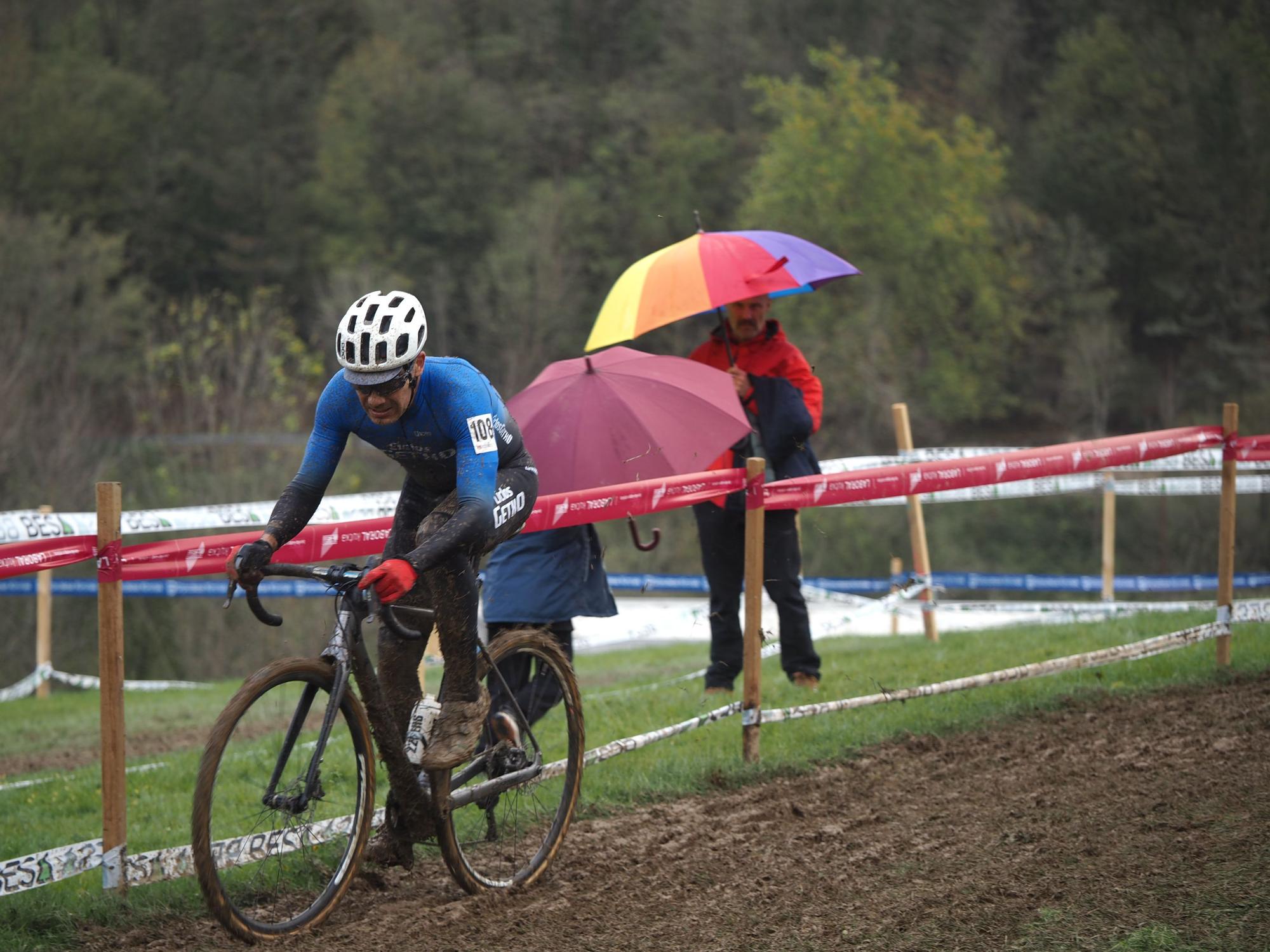 El barro se sumó al espectáculo de ciclocross en Elgoibar