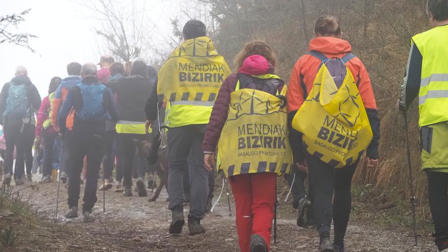 Protesta en amarillo contra el parque éolico Basalgo