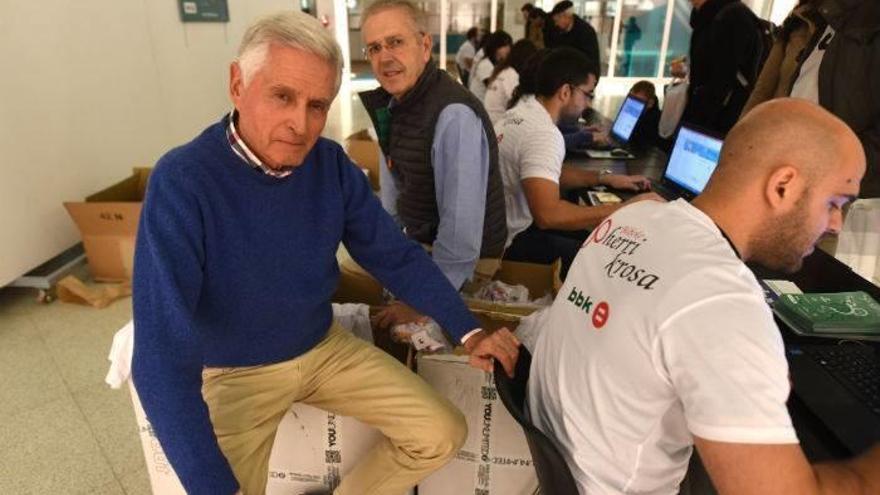 Iñaki Oria y Javier Iturbe posan en el puesto de inscripciones.