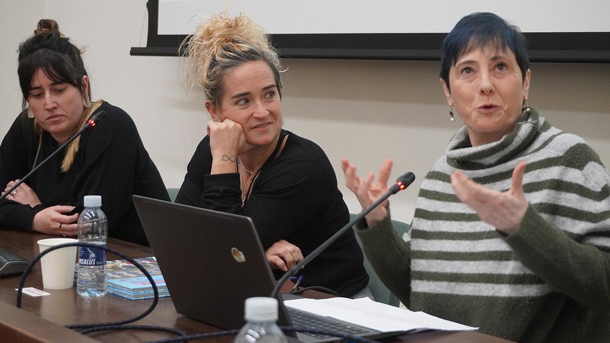 Maider Etxaniz y Begoña Martínez -este última, miembro también de la asociación Garean-) y una responsable de EuskarAbentura (Irune de la Maza)
