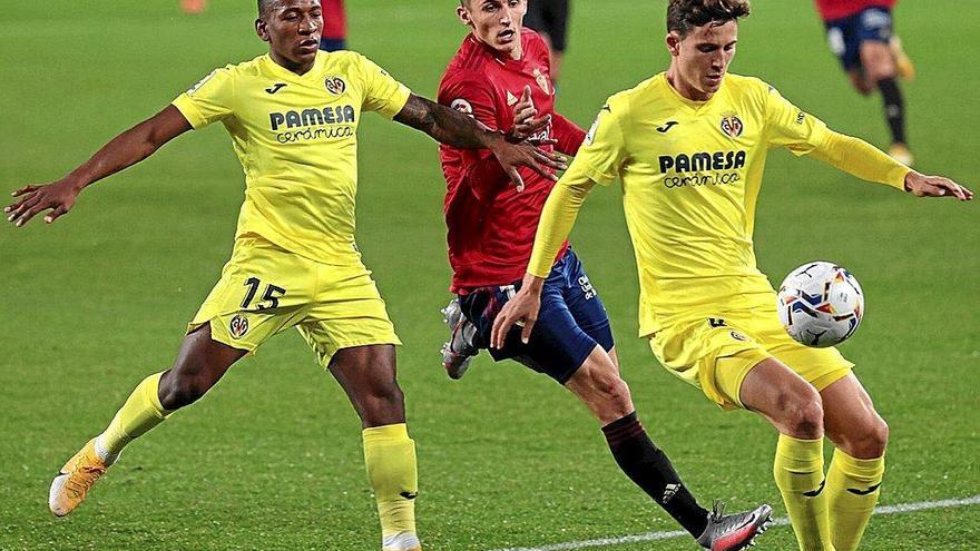 Budimir, entre Estupiñán y Pau Torres, durante un enfrentamiento entre Villarreal y Osasuna de la temporada pasada.