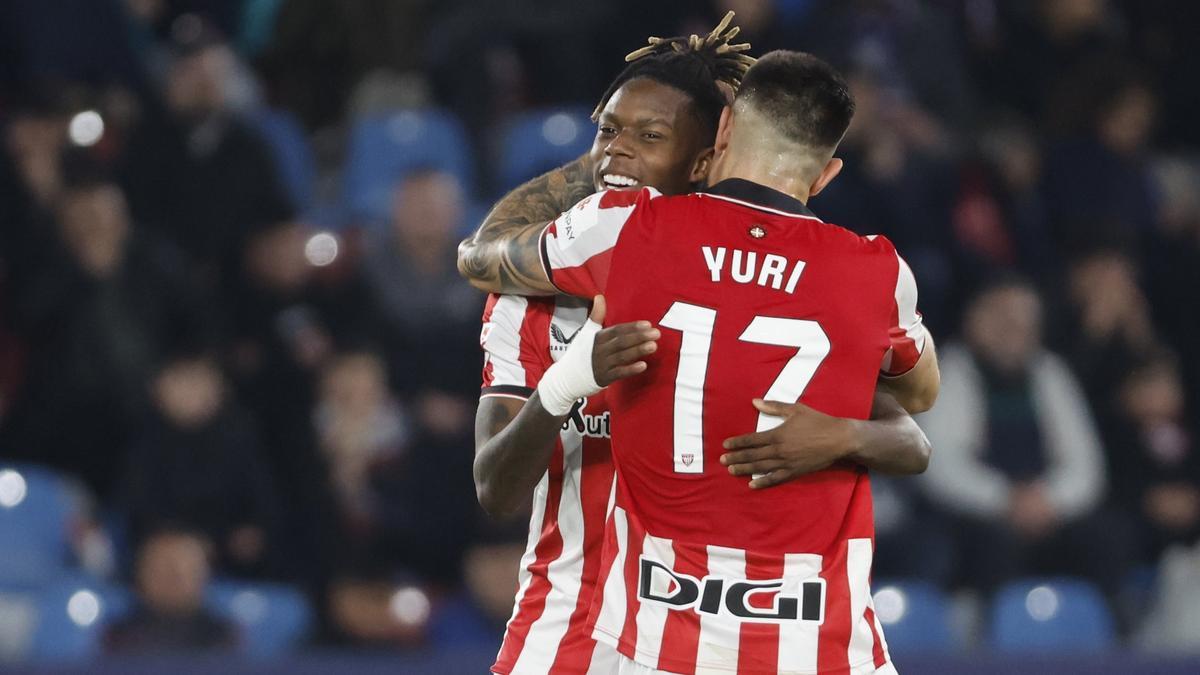 Nico se abraza con Yuri.