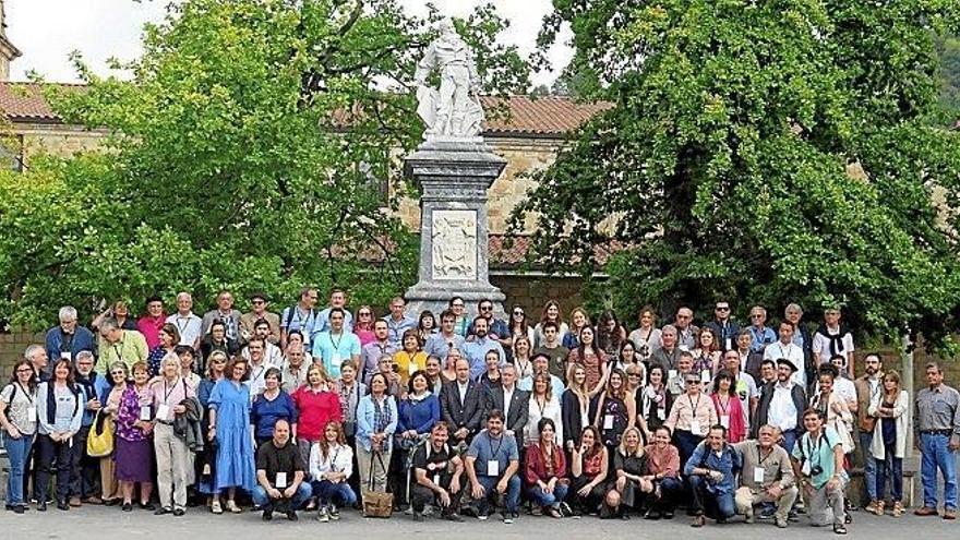 Los participantes en el Encuentro de Colectividades Vascas, ante la estatua de Iparragirre.