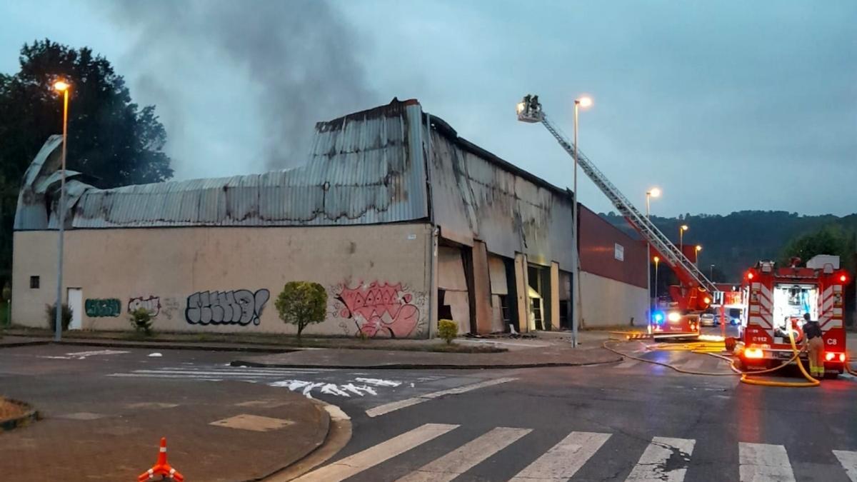 Importantes daños en un incendio en una nave industrial de Sondika