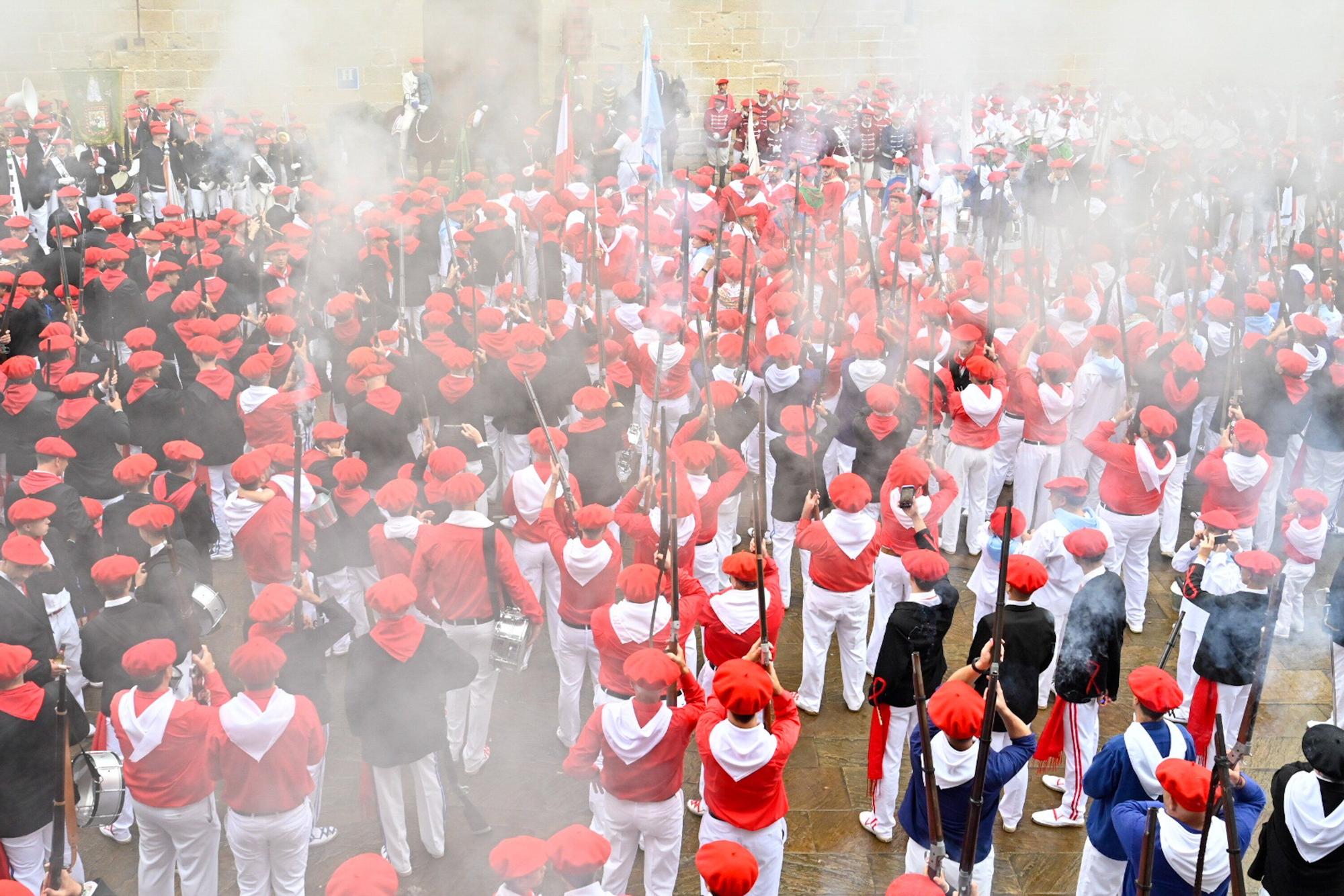 Fotos del Alarde tradicional 2025 por las calles de Hondarribia