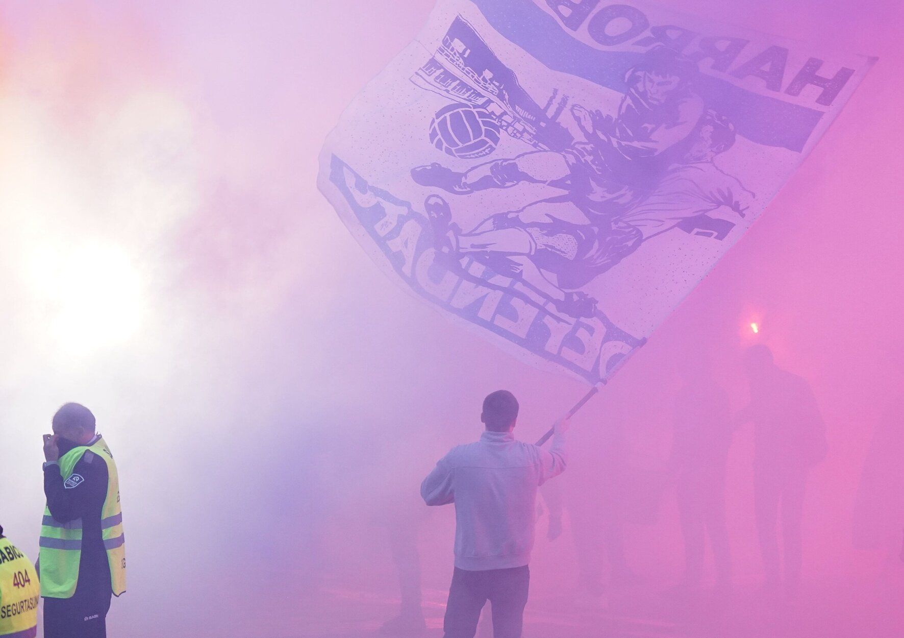 Recibimiento antes del derbi