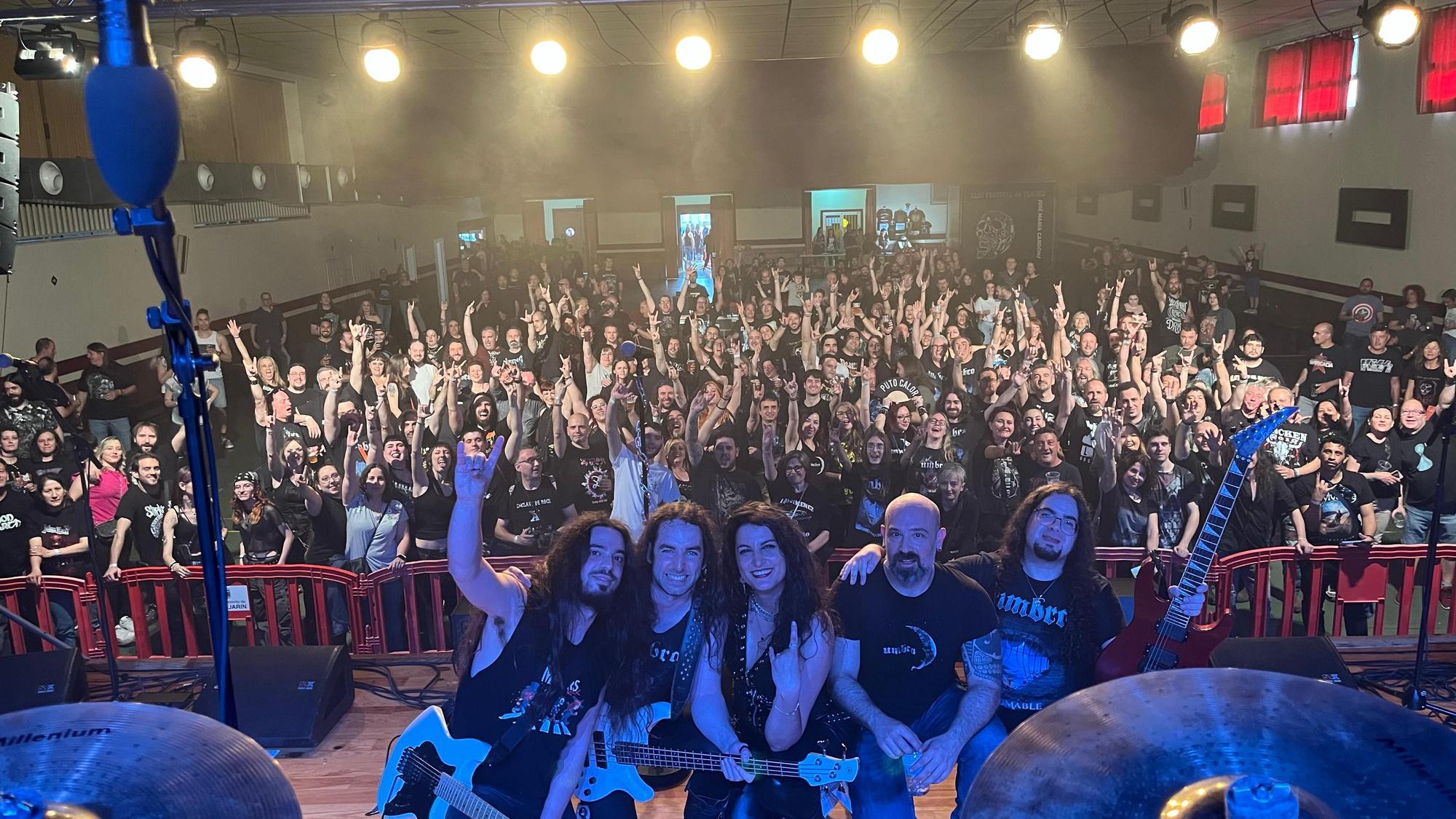 La banda posando con el público tras uno de sus bolos.