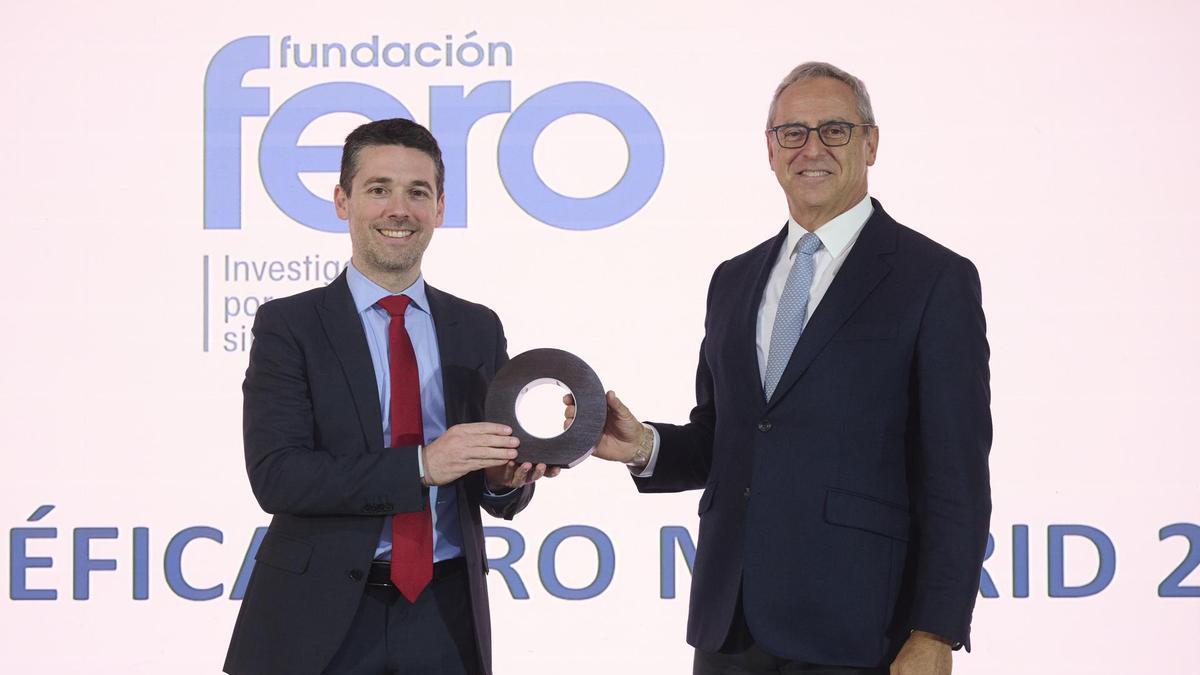 El Dr. Miguel Fernández de Sanmamed recibe la beca FERO de manos de Luis Celier, director de Relaciones Institucionales y Mercados de ACS