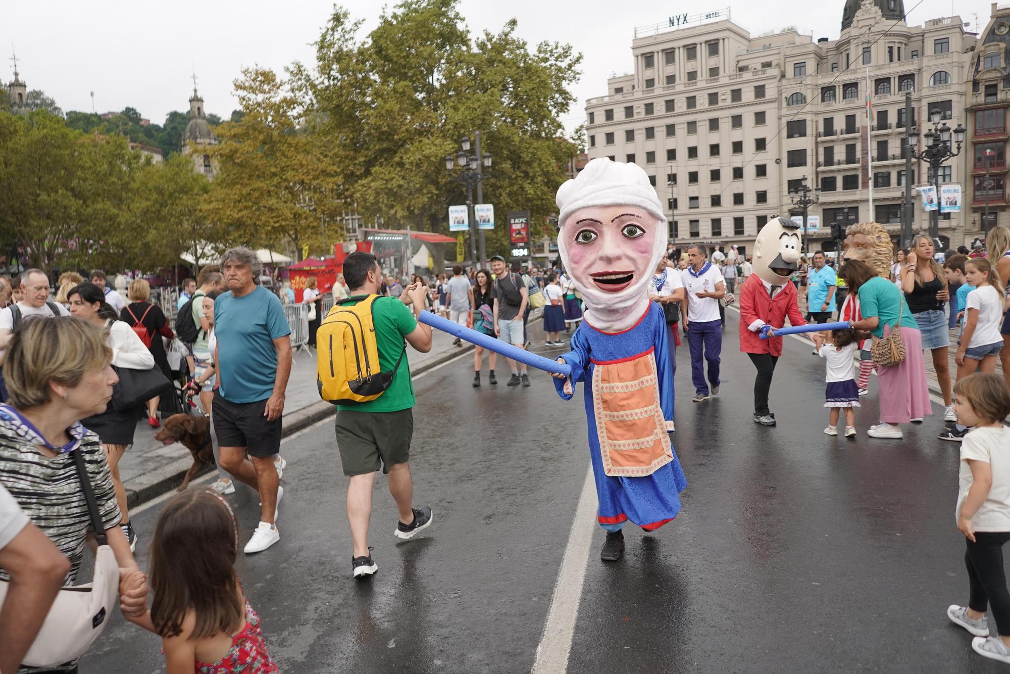 Desfile de gigantes y cabezudos en Aste Nagusia