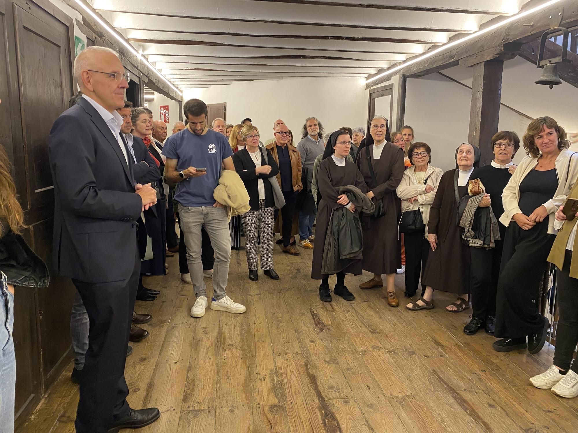 Imágenes de la inauguración de la nueva Casa de Cultura de Zumaia, con detalles del patrimonio conservado y la participación de la gente que acudió a la inauguración.