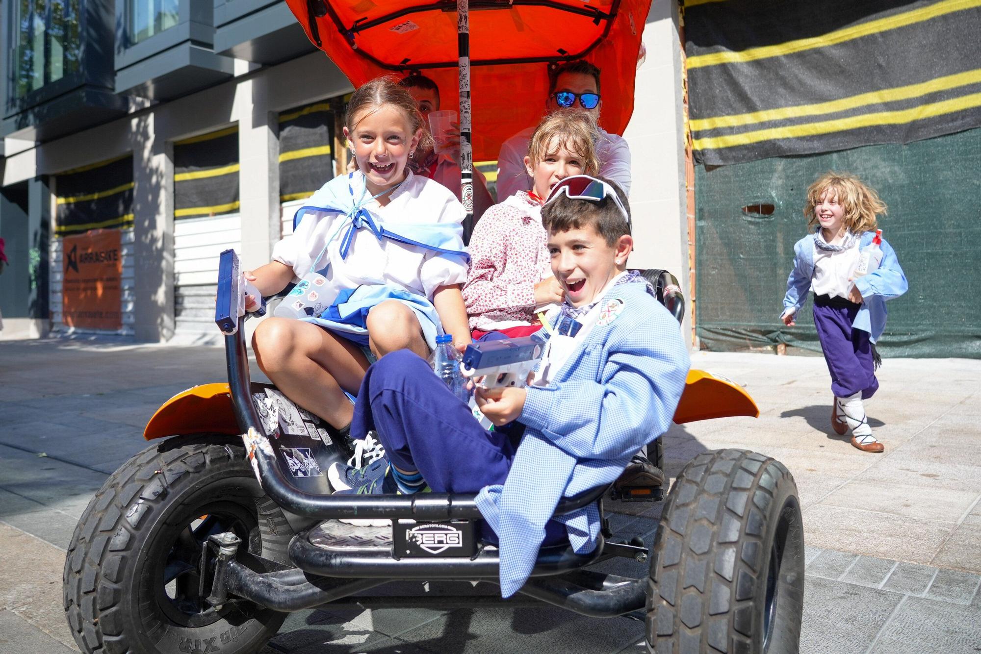 En imágenes: Celedón Txiki y Edurne lideran el paseíllo a pesar del calor
