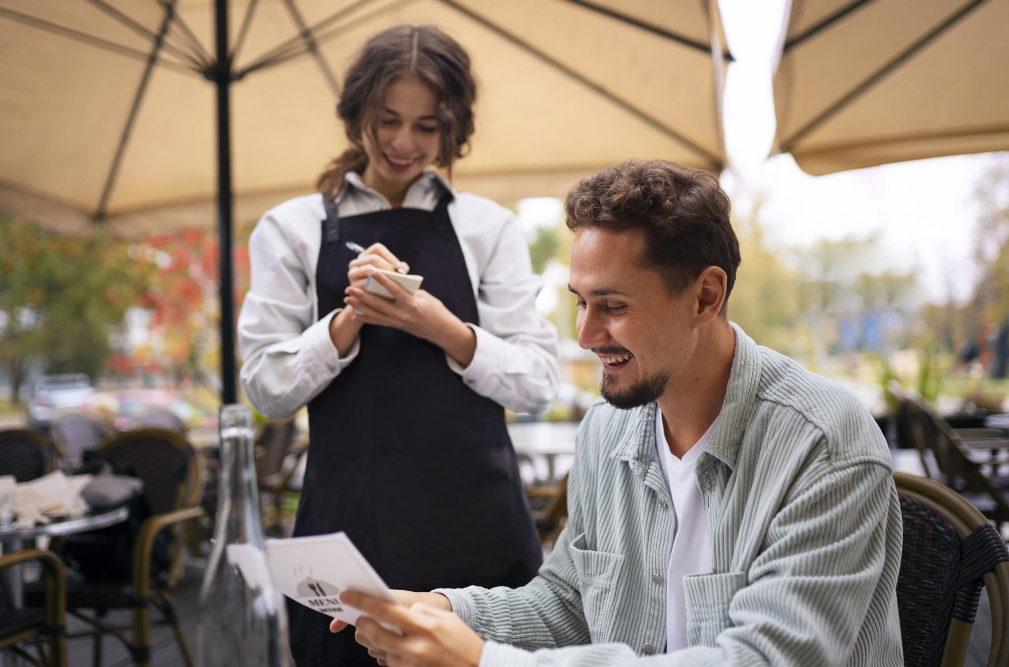 Servicio de camarero en terraza