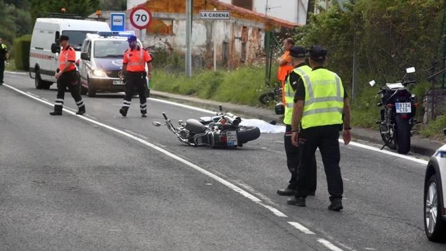 Fallece un motorista en un accidente entre  dos motos y un turismo en Muskiz