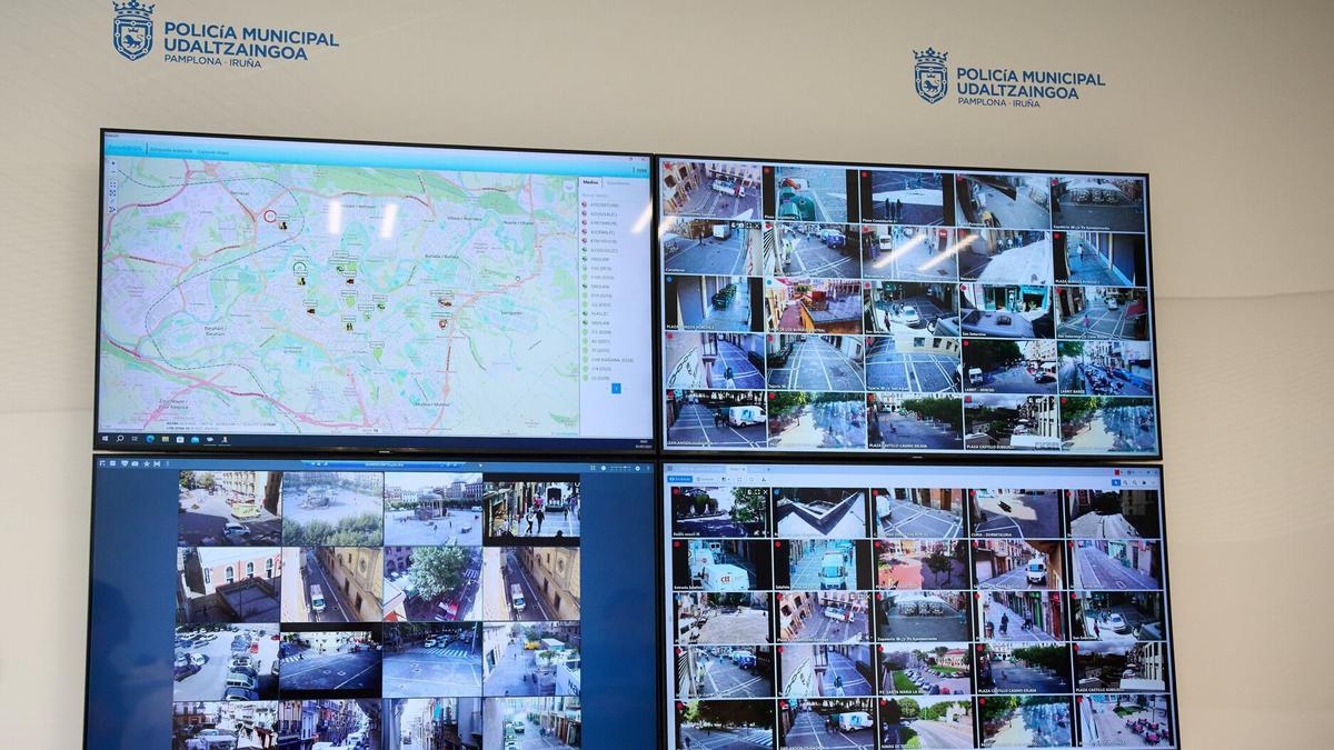 Cámaras en el Centro de Coordinación (CECOP) para la vigilancia y control de la seguridad de la Policía Municipal de Pamplona.