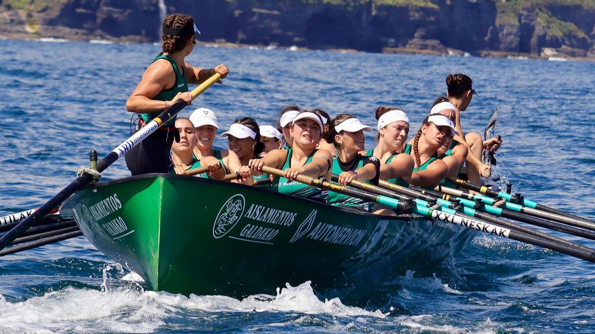 Las remeras de Kaiku, en pleno esfuerzo durante una regata.
