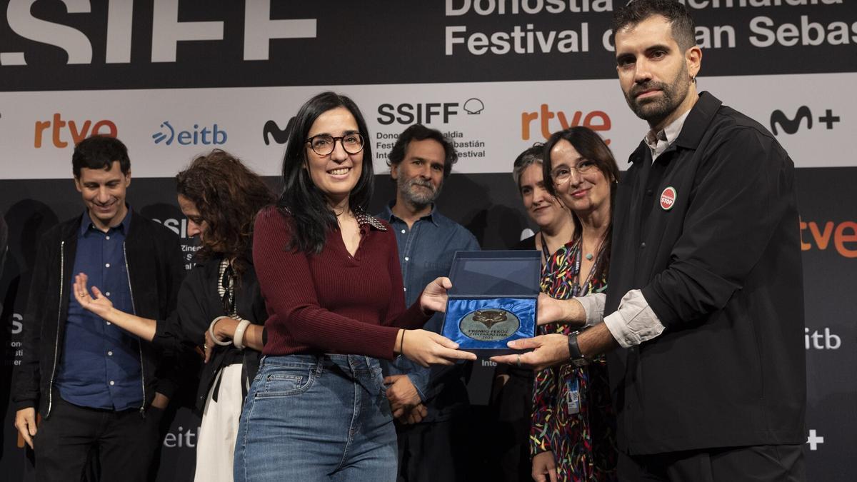 La directora Alauda Ruiz de Azúa ha recibido el premio Feroz Zinemaldia por la película &#039;Los domingos&#039; de manos del actor Tamar Novas.