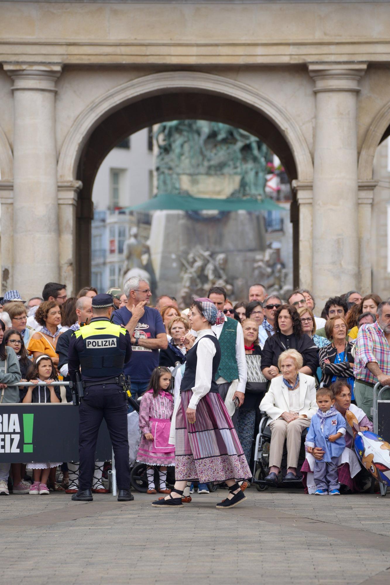 En imágenes: Los dantzaris se adueñan de la Plaza Nueva en el tradicional Zortziko