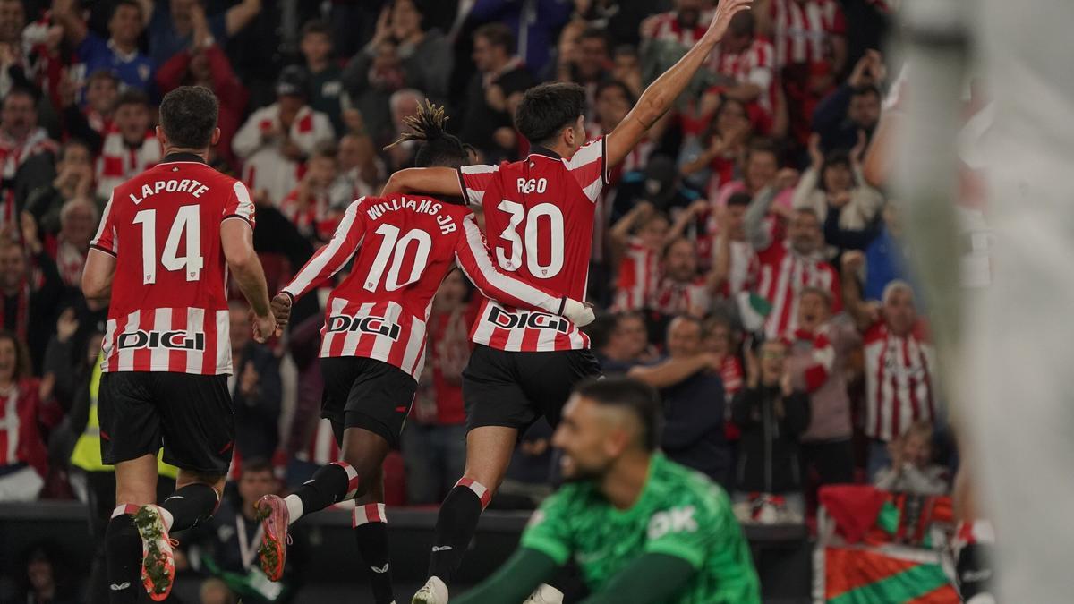 Los jugadores del Athletic celebran el gol de Alejandro Rego, que valió para sellar la victoria de los rojiblancos sobre el Mallorca.