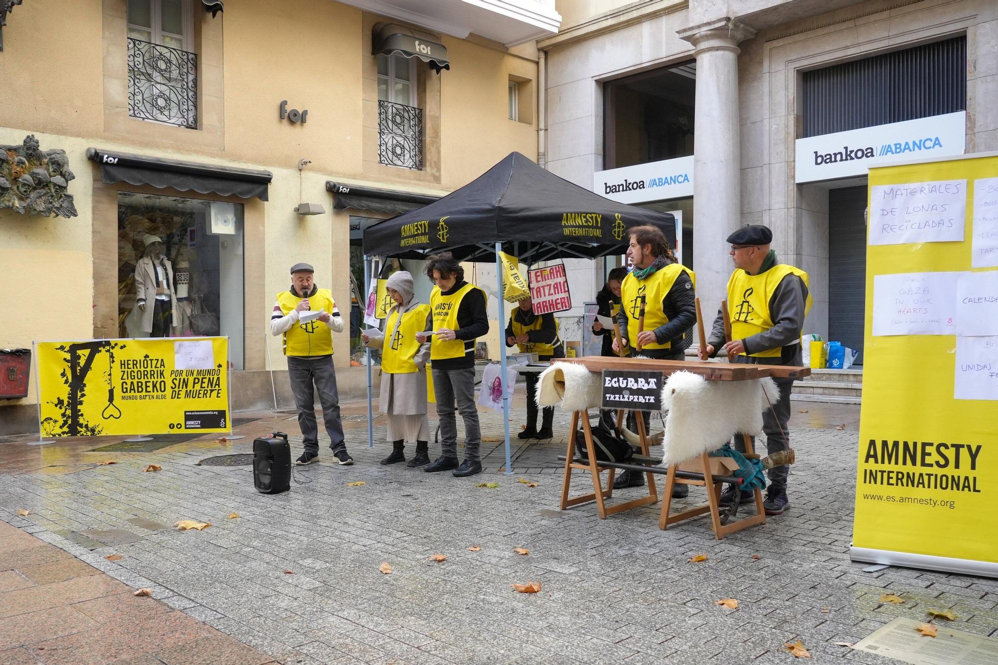 En imágenes: Concentración sobre la pena de muerte en la plaza de correos en Vitoria