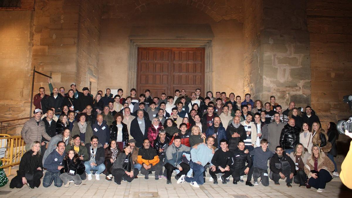 Todos los participantes en la cena de Movember posaron juntos.