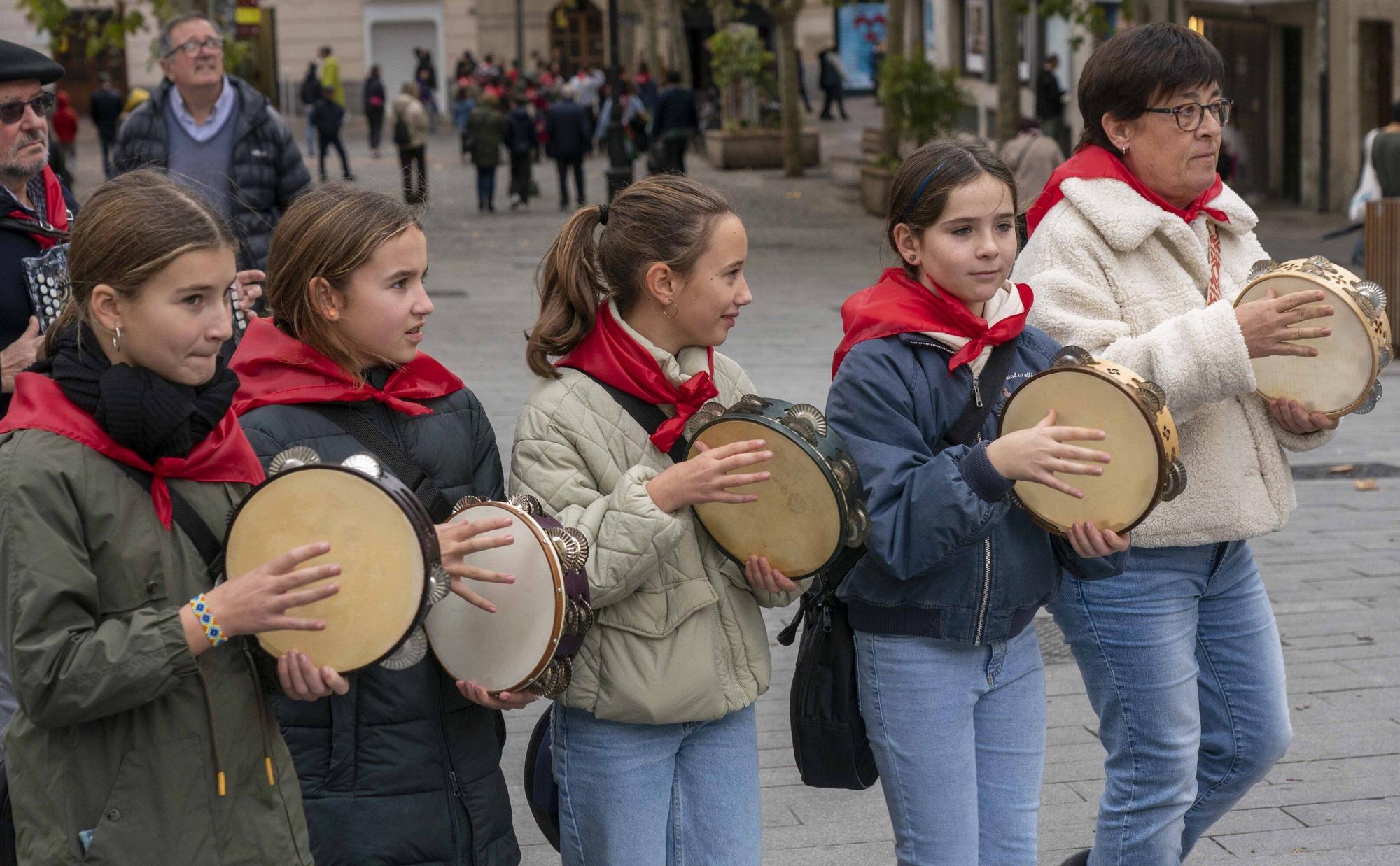 En imágenes: Kalejira por el centro de Vitoria del Aintzina Folk