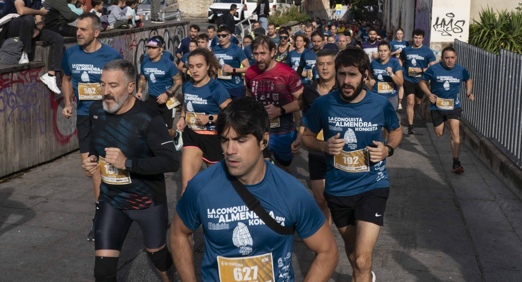 En imágenes: Un millar de corredores atraviesan la almendra