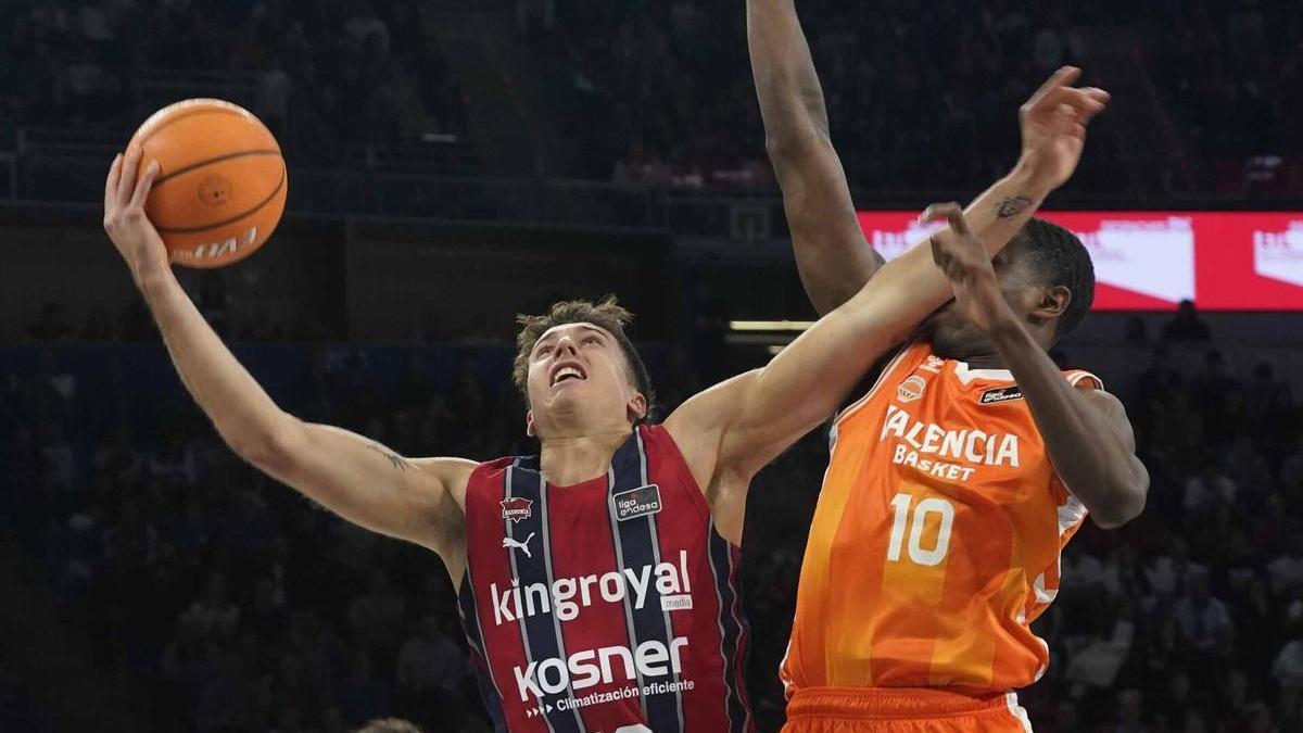 Spagnolo se protege de Moore para anotar durante el encuentro contra el Valencia Basket.